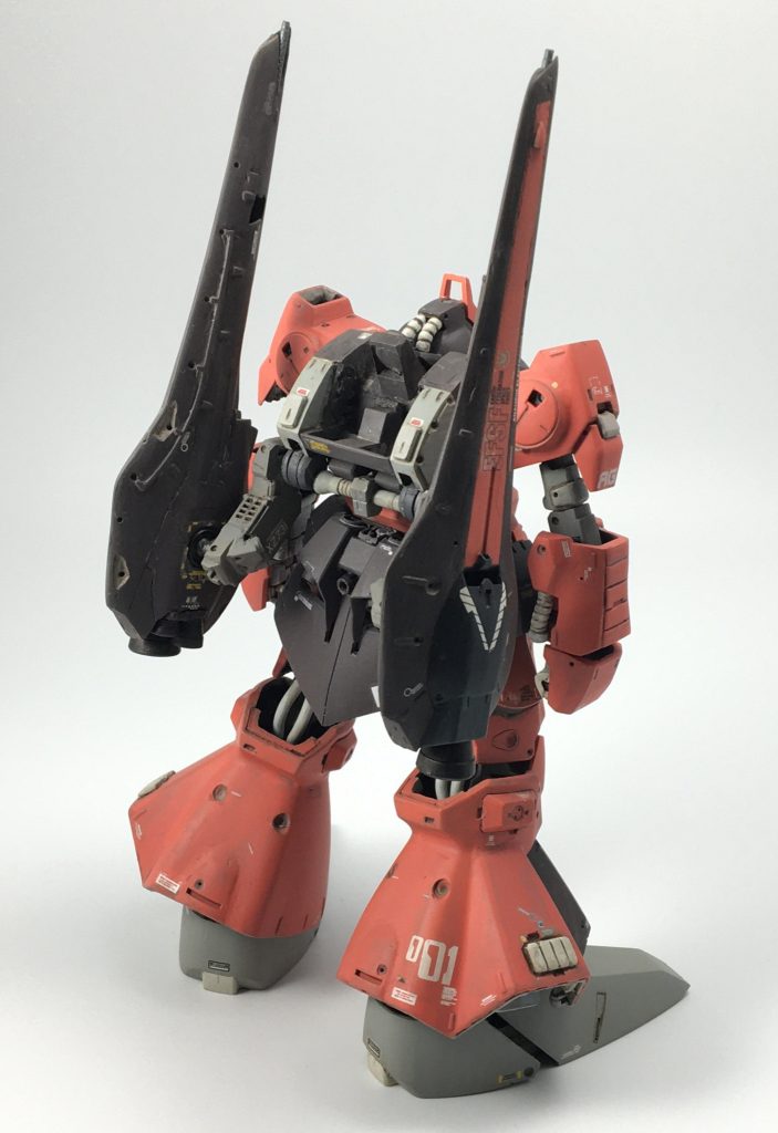 延長したバインダーを俯瞰から。背面との接続にはアームを新造。上腕を思い切って細くしたら、一気に“永野メカ”らしさが増したように思います。スネの装甲には確か“一発鋳造成形”という設定があったはずなので、表面にスジ彫りは入れず。