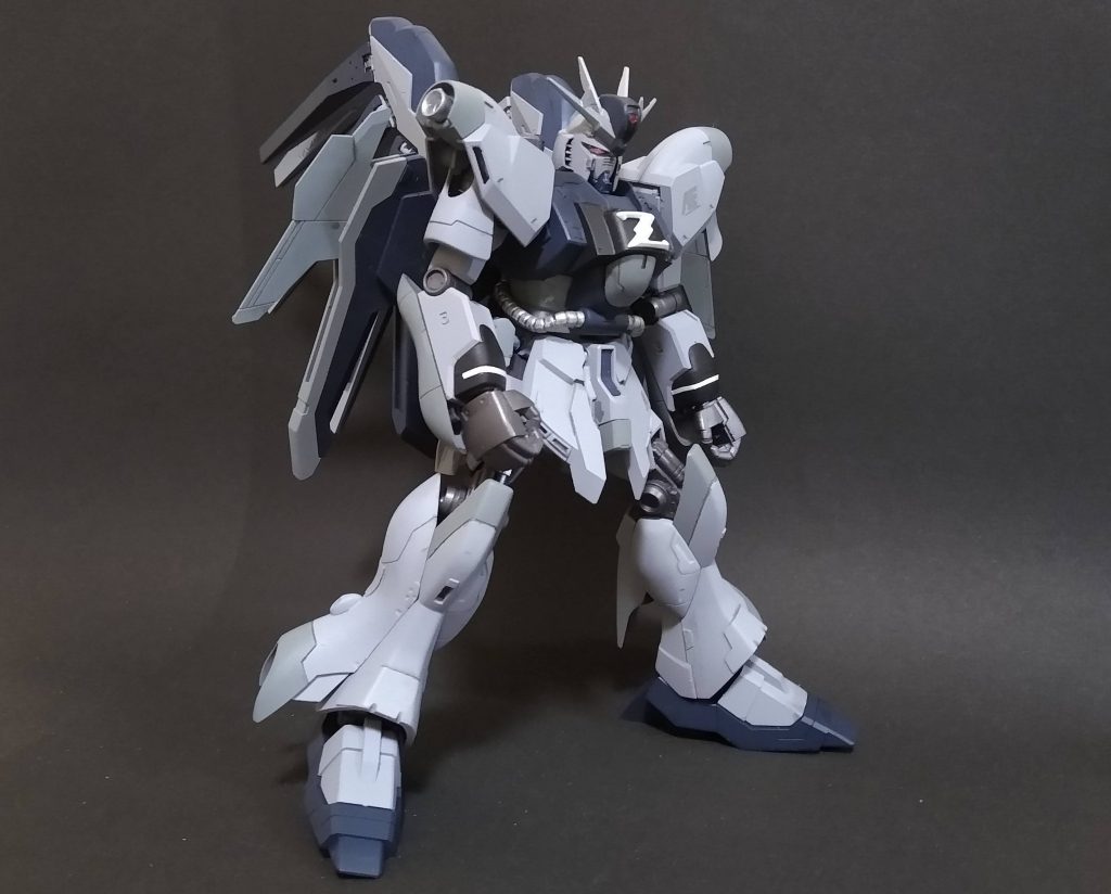 主な改修点は股関節位置調整と首を短くしたところです。シナンジュスタインの要素はフロントアーマーとカラーリングです。その他はHi-νガンダムのファンネルとライトニングZのウイングです。もともとサザビーやシナンジュを意識したディテールなので改造は控えめにしました。