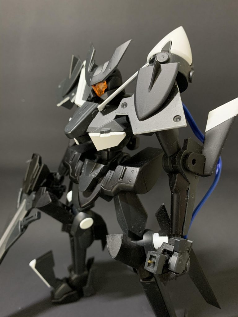 顔は元のフラッグの耳?みたいな部分を切り飛ばし、正面に接着し段差を埋めただけですが割とそれっぽく出来ました。