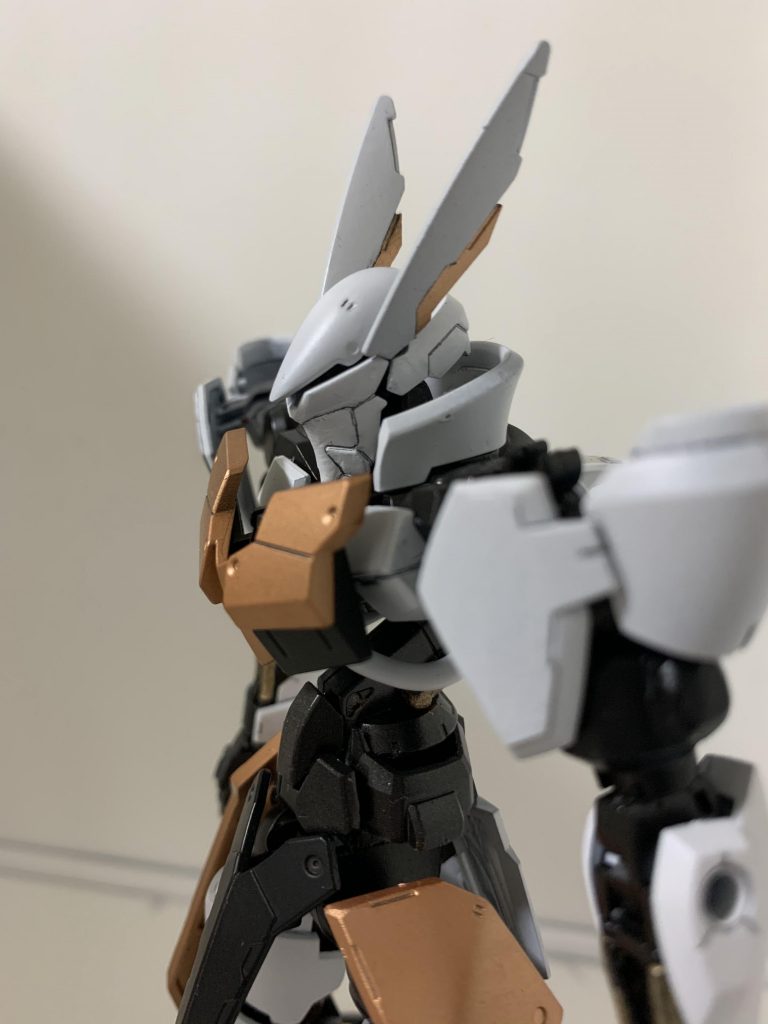 オリジナル機体といえばやはり顔を弄るべきということで、頭部も削ったりプラ板を貼ったりといったアレンジを加えてファンタジーな騎士の甲冑に近いものにしました。あえて、カメラのカラーを黒にすることでさらに甲冑らしさが際立ったと思っています。