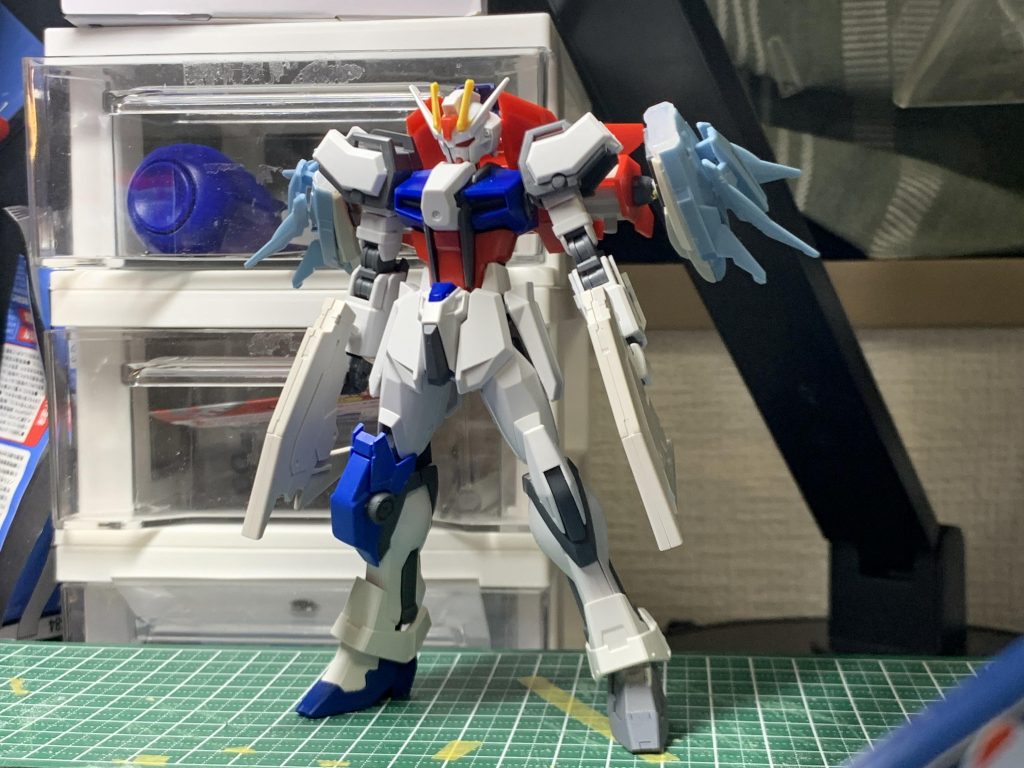 塗装前の画像です。ストライクガンダム本体のミキシング箇所とミキシング元キットを列挙します。胸部装甲の白い箇所:セラヴィーガンダムシェヘラザードアンクルガード:ガンダムX魔王脚先:トールストライクガンダムグリッター武装:ライトニングウェポンシステムMk-III