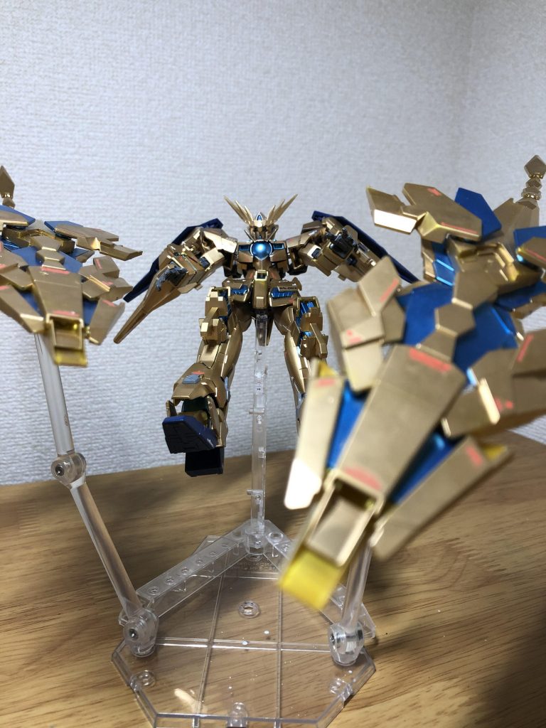 ガンダムマーカー1本ではガンプラ全体を塗装するには無理があり、部分的に塗り残しがあります。