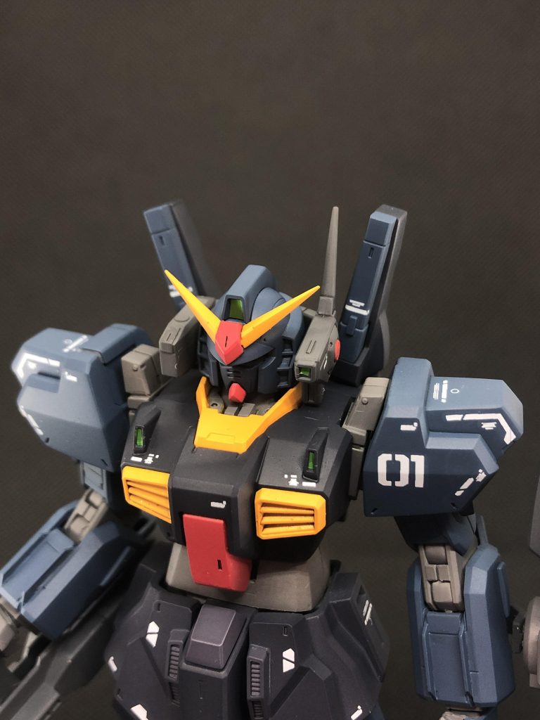 上半身頭部はヒサシ、クチバシを形状変更。腕部は上腕を短縮し、前腕を幅増し加工。