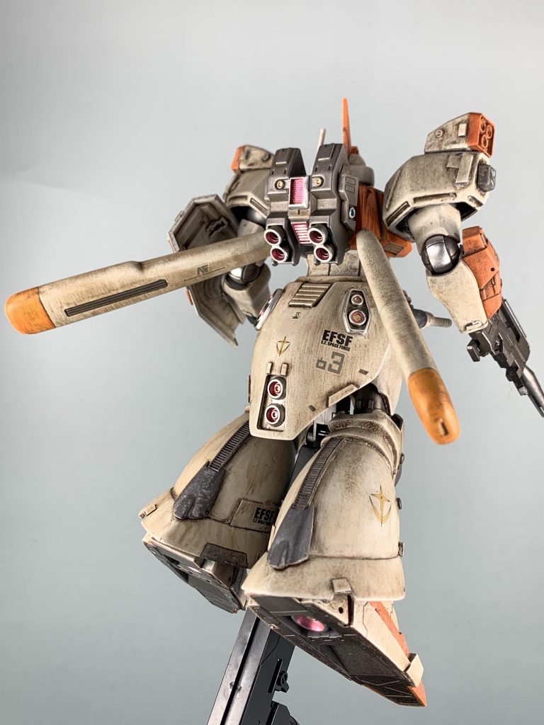 バックパックはジャハナムのものを使用しバーニアを追加しています。肩はレッドウォーリアのものを加工し、取り付けています。