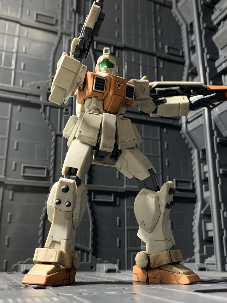 陸ジムは下から見上げるように撮るのがかっこよく感じます。胸部ダクトも四方を削り込んで小型化しています。また、フロントアーマー及びサイドアーマーは陸ガンのものを使用しています。