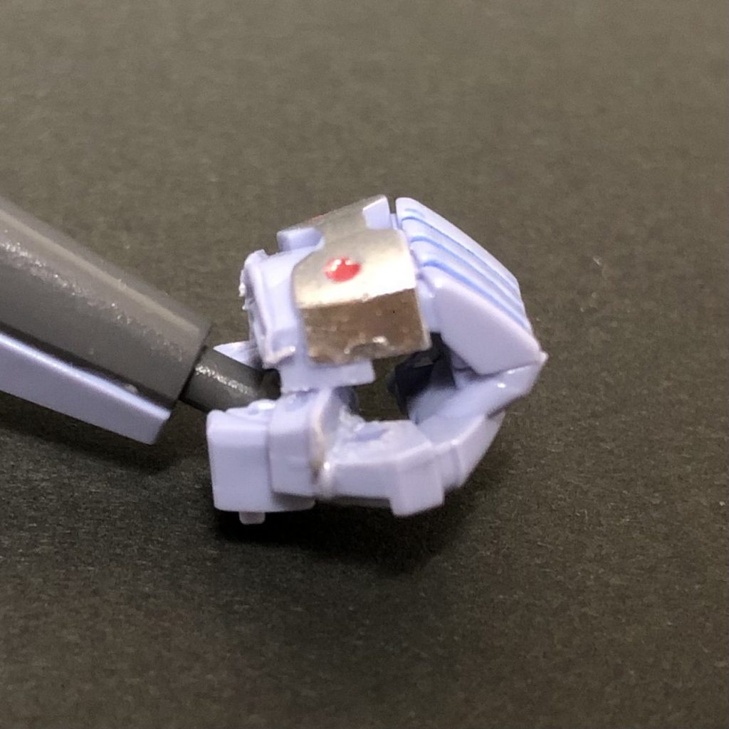 手首は、本来と逆側に曲げる必要があったので、親指の付け根で切断して上下（左右）を交換したのち再接合。（この際、手首に干渉する、手の甲の一部も切断しています。）