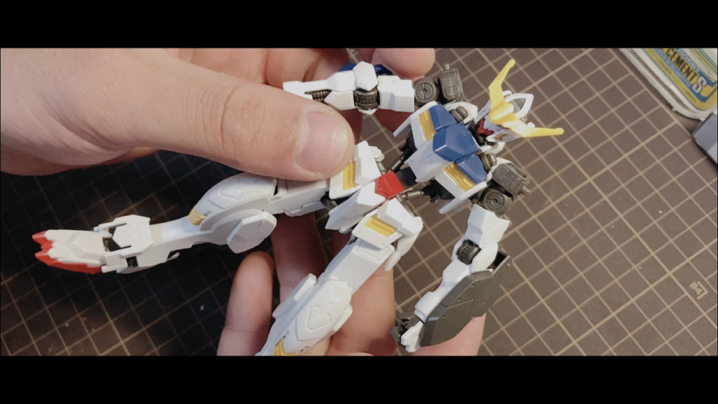 ここからはVlog映像から画像を抜粋します。ガンプラを始めたころに素組みだけしたバルバトスを分解して筆塗りしています。塗料は「ファレホ -vallejo-」を使用しました。