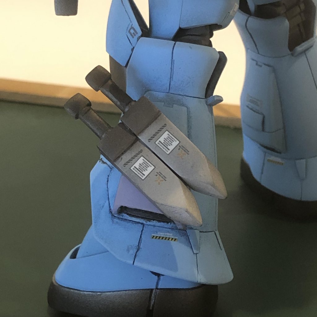 左脚外側に、ゼロ距離格闘用　短剣２本装備