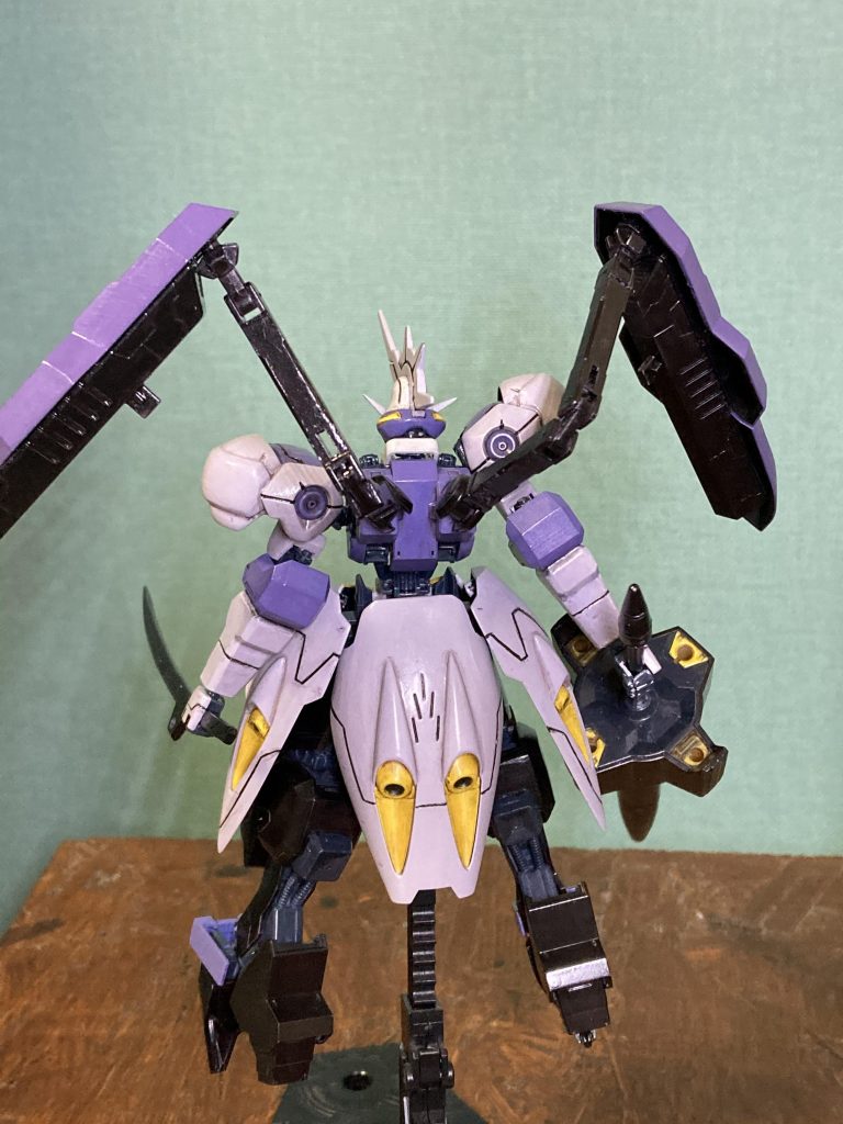 今回は既存のモールドをあえてヤスリで削って消してる箇所がいくつかあります。ランスの裏側の色は調べたら黄色のままだったりグレー1色だったり色々だったので間をとってこの配色に。