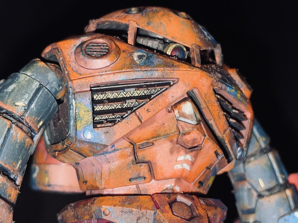 フラッシュ焚くと映えなかったので、ボツにしましたが、モノアイも赤と青のグラデーションで塗りました。