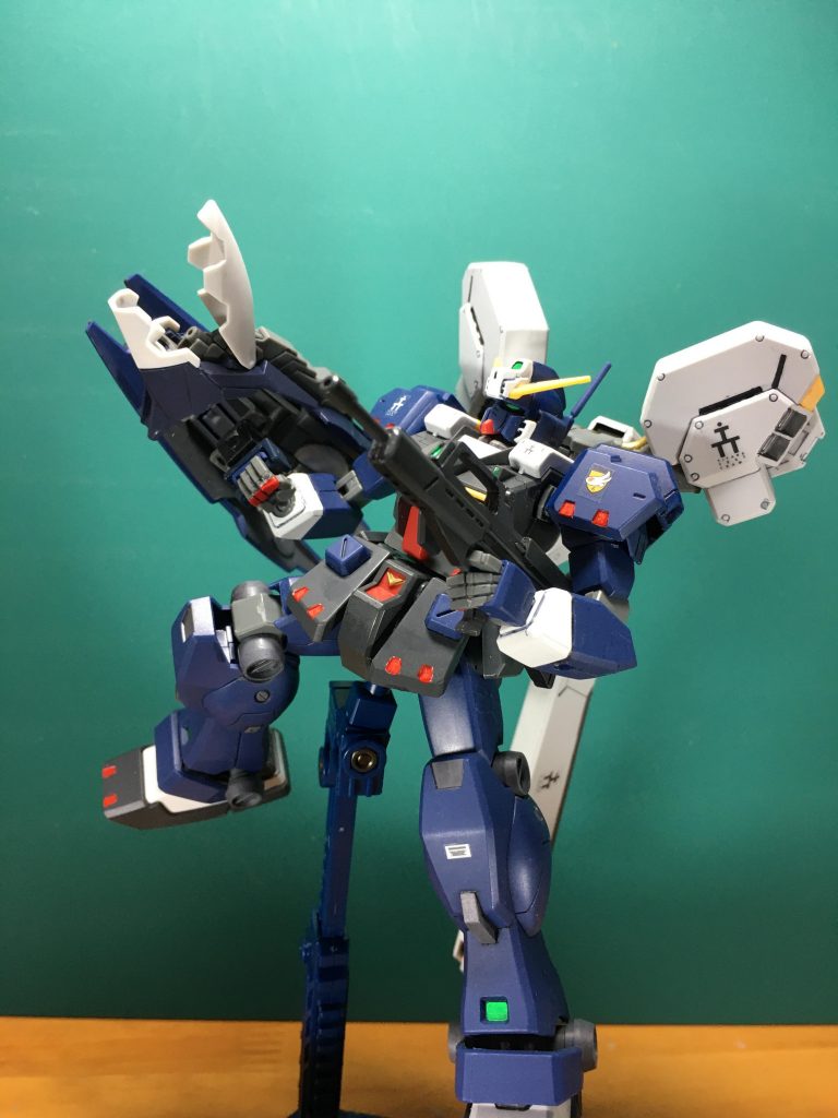 　クロー・アーム・ユニットにつけるグリップを活かせば、手持ち武器にもできます。重いので手首が回ってしまいますが…。ビーム・サーベルも発生させられます。