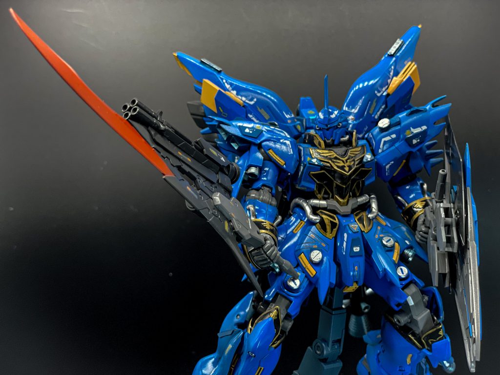 ヴァイスシナンジュの武器もグフ風に刃をヒート風にクリアーレッドとシャアピンクのマーカーを吹いてつや消しで変色さしてその上からクリアーを吹きました(≧▽≦)ゞガトリングはカスタムの方を連想( ´ ꒳ ` )ノ