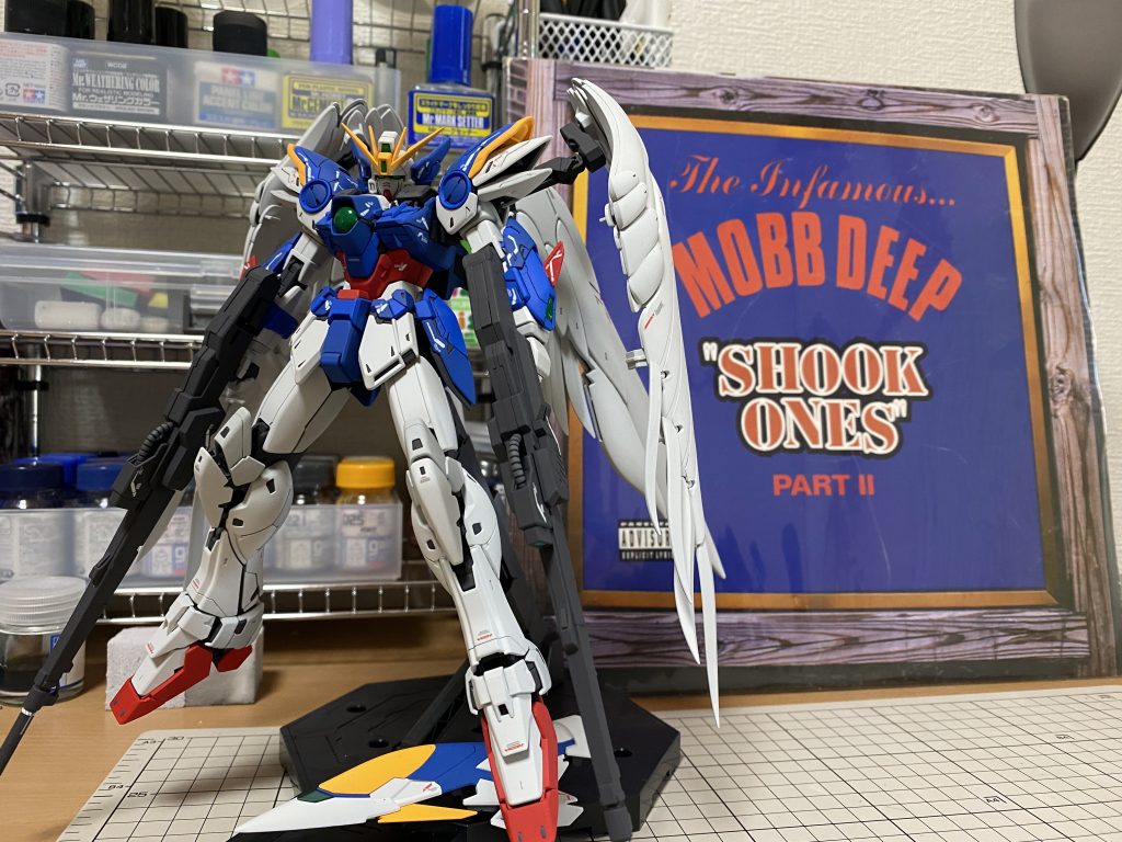 最後に、大好きなラップユニットのMobb Deepのレコードと一緒に。全然関係ないんですけどねw最近、音楽や模型様のTwitterアカウントを作ったので、そのアイコン用に撮りました。意外と合ってませんか？wガンダムウイングは少年時代のド世代ですし、EWのOVAは完成度の高い映像作品なので今まで何回も見てます！その主役機が出るとなっては黙ってられませんねw他4体のガンダムもプレバンで全部買いましたよw兎に角、少年時代を思い出しながら、楽しく作れました！最後まで見て頂きありがとうございました！ 