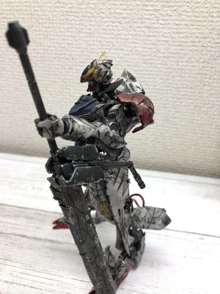 全体的に装甲剥げを再現するために、黒やシルバーの塗料をスポンジにつけて汚しを加えています。特にシルバーは金属感がよく表現されます。