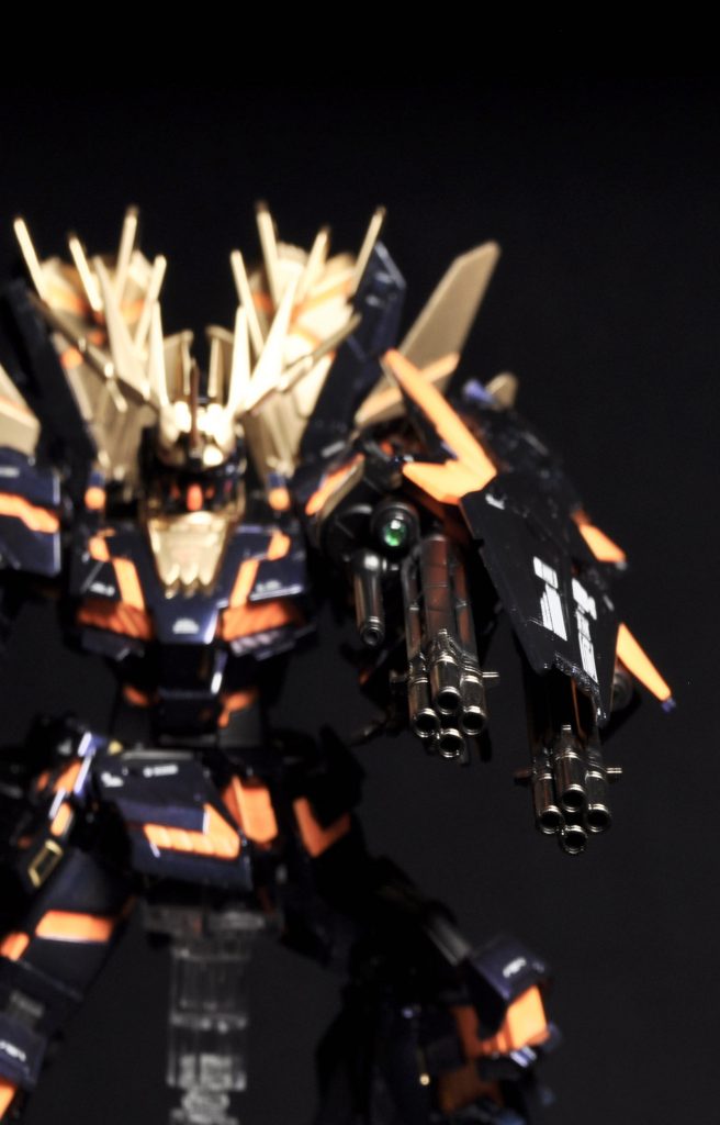 アームドアーマーDEはユニコーン製作時に使用したので、代わりにシステムウェポン001のビームガトリングを2丁装備しました。スコープにオーロラシールを貼った上にHアイズを接着しています。