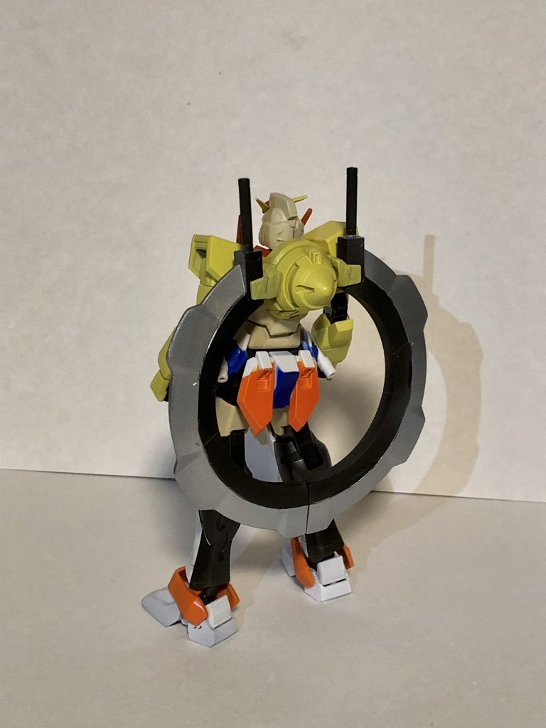 バックショット。何か丸いものを背負わせたかったのですが、ゴッドやスターゲイザーの背中はありきたりだと思い困っていたところ、偶然店で見つけたユーゴーの円月刀に救われました。マウント機構はパテでくっつけましたが、パテ初使用ゆえガタガタに…精進します。