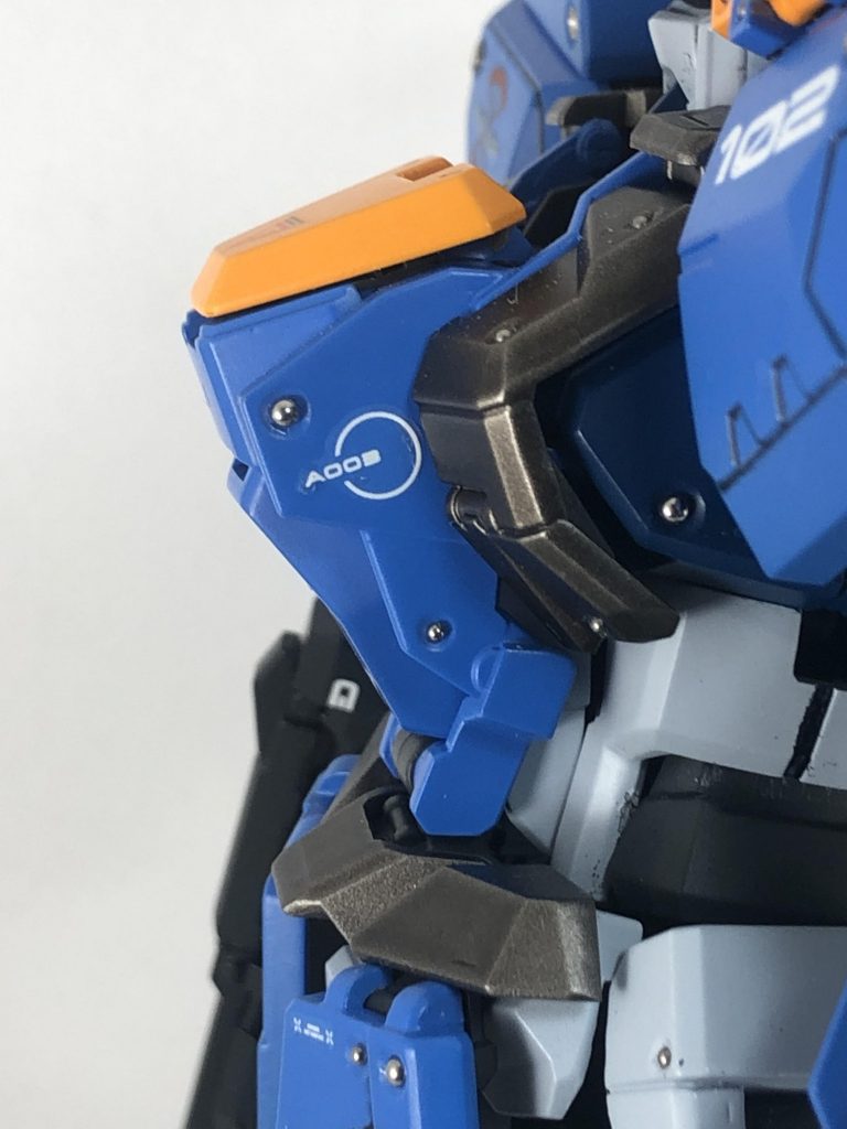 胴体だけでなく、全体的にメタルボールを使い情報量をアップ！