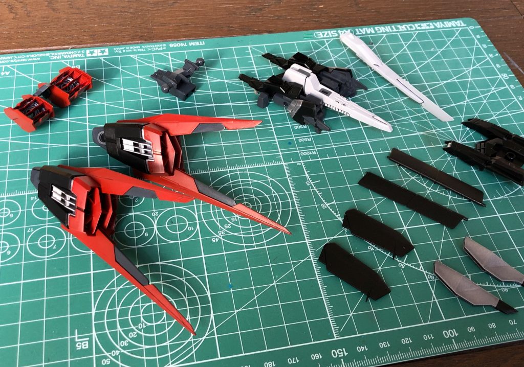 エールストライカーも急ぎ塗装し、デカールを貼って、艶消しのトップコートをかけて…