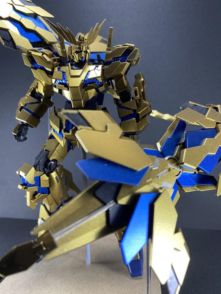 どこかを見つめるフェネクス