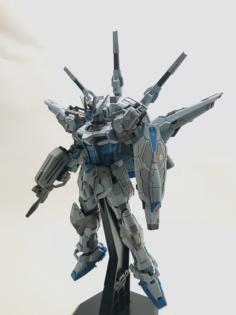 HGCEエールストライクとHGプロヴィデンスのミキシングです。 スジボリ、彫り込み、プラ板で細かくディテールアップしています。 プロヴィデンスのグレーのイメージを残したくて、いわゆるG3カラーを採用しました。マスキングがどうしても面倒でグレーの塗り分けは水性筆塗りに。下地が近似色ならそれほど苦労せず塗れることが分かりました。