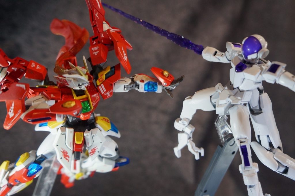 そこに、正体不明の謎の赤い機体が現れる。