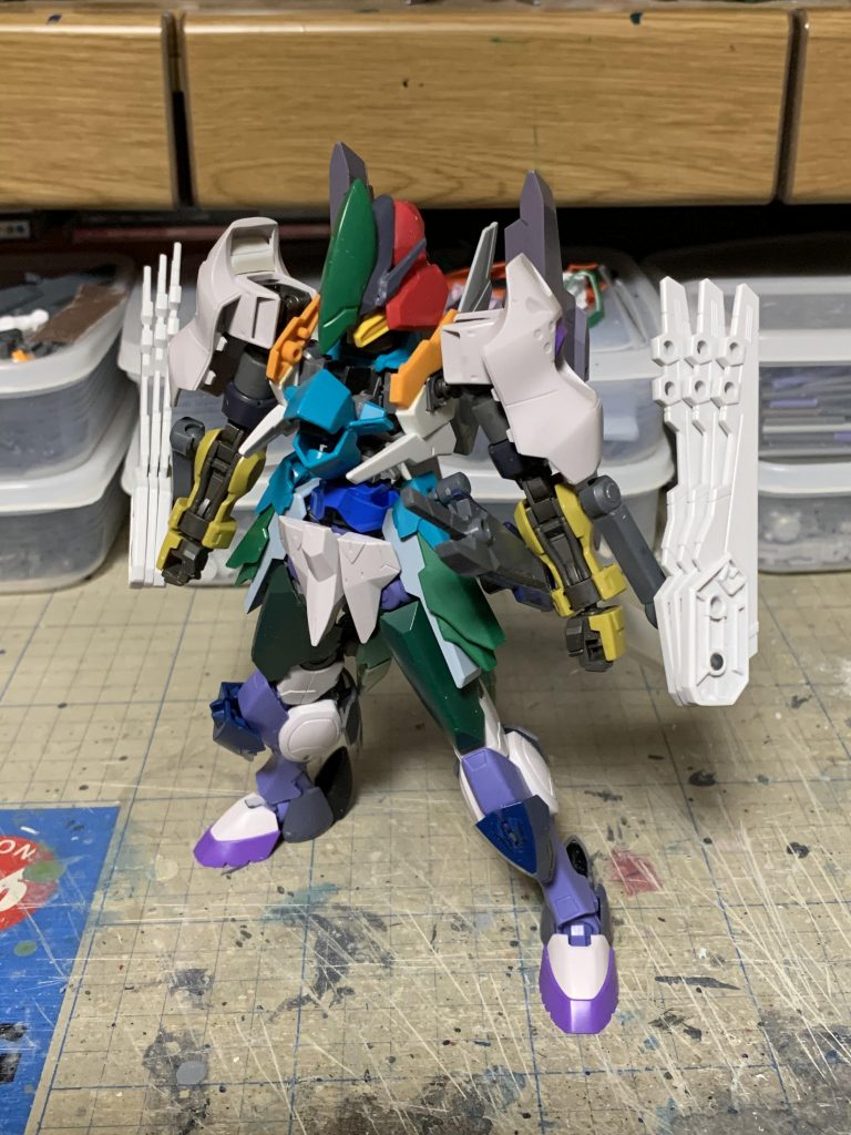 アムアムを買うと、とにかく余りがちなウィングパーツを派手に消化する為に積層ブレードフィンを作成。ランナーで接続しています。
