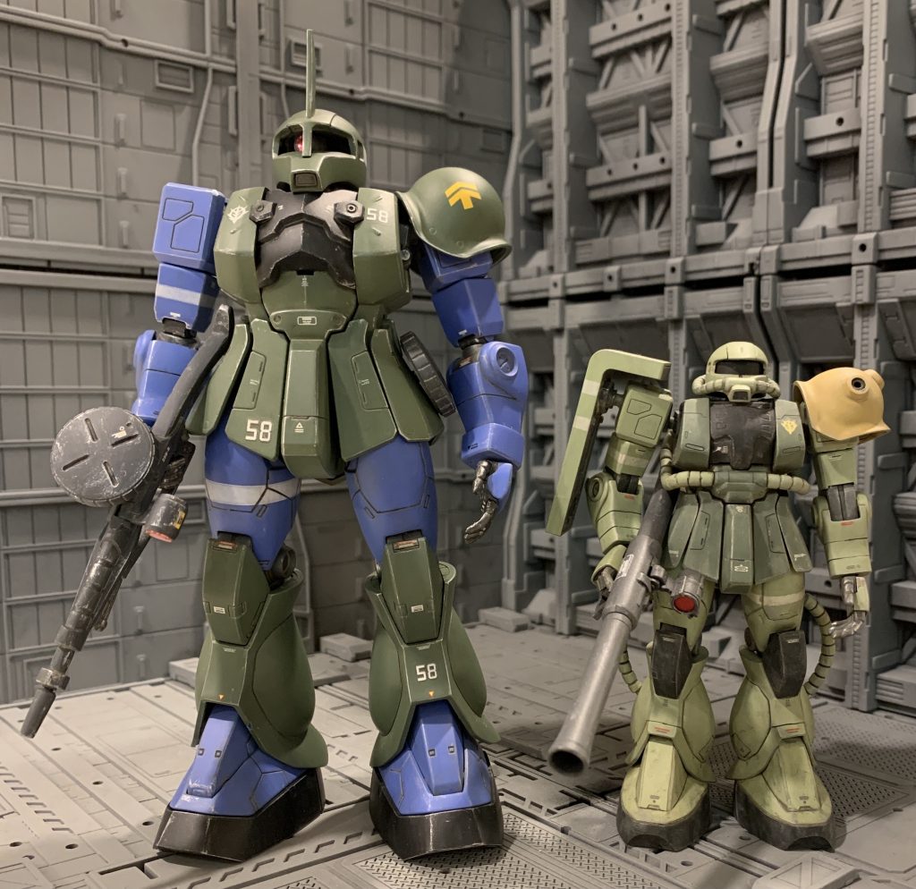 最近のザクキットに比べると頭でっかちで胴が短くグラマー、足の甲が高くて膝が大きくスネが短く、全体的に角ばっていてモールド入りまくりです。このミリタリー感のあるメカメカしさが私的には超ストライクです。1/144では08小隊版のHGザクがほぼ同じ特徴ですよね。