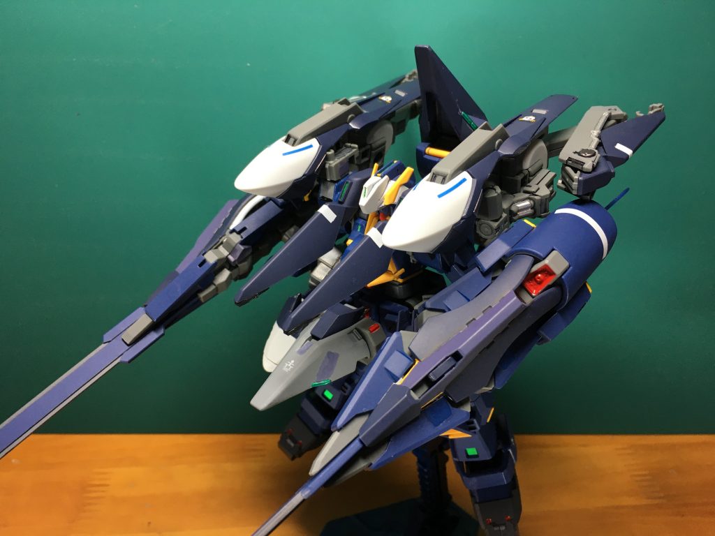 　設定資料にあるらしい、ヘイズル・ラーⅡ。胴体と肩はプリムローズを使います。肩のユニットはジャンクになっていたジョイントで肩アーマーに直接接続しています。この接続方式の差異を除けばほぼそのまま装着できました。　実は背面のブーストポッドに3mm穴を開けていて、設定画の通りにブーストポッドから伸ばしたアームで肩ユニットを支えようとしましたが、重さに負けてダメでした。