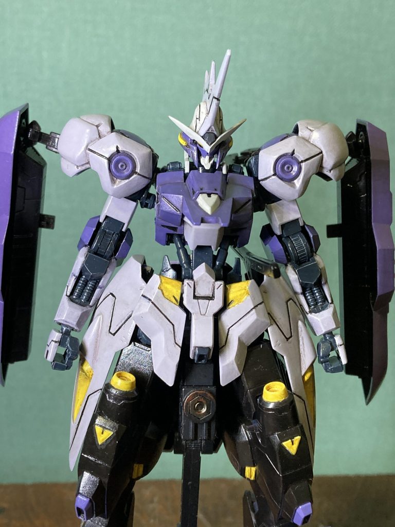 とにかく腕を設定画くらいに細く！サイドスカートは接続部をちょいと切り戻して腰幅を詰めました。フロントスカートも微妙に接続位置を上に。これで腕を真っ直ぐ下ろした時のハの字も多少改善！まとまった時間が作れず、コツコツチマチマ進めてやっとの思いの令和最新作です。