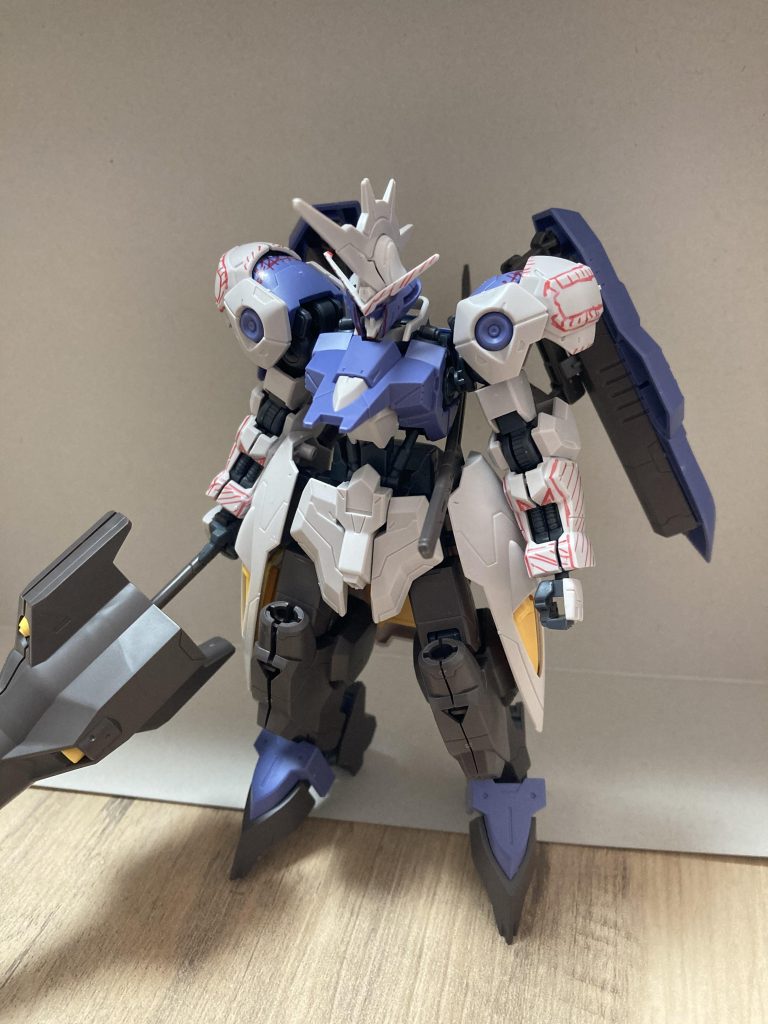 素組で気になったこと。なんか設定画と顔ちがくない？こんな所にモールドなくない？肩の青いとことの隙間狭いしもっと丸みがあるんじゃない？なーんか違う、なーんか違う…そして1番は、腕太い！ごんぶと！！