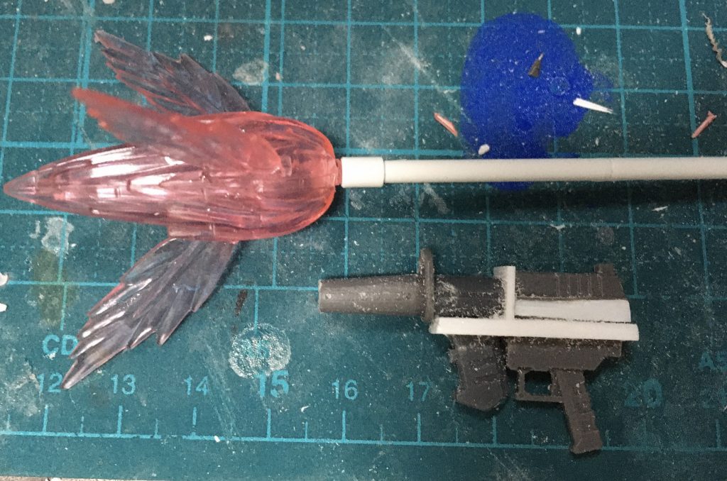 ビームガンはガンダムのビームライフルを元にプラ板で作成