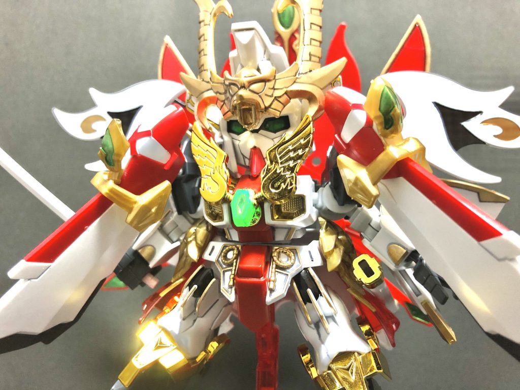 光の力が高まりし時、胸の結晶が輝き心眼集中形態となる(眼部回転差し変え)