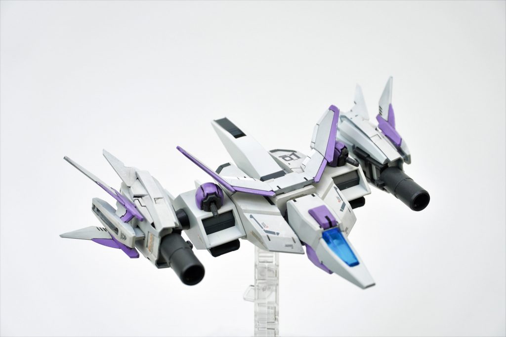 エリアルストライカーSEED系のバックパックのデザインを掛け合わせつつ、AGE2のストライダー形態をイメージした見た目になるように作り上げました機首部分:大気圏内航空戦闘装備オオワシ胴部分:ファトゥム-00武装部分:EQFU-5X 機動兵装ポッド全体:AGE2-ノーマル ストライダー形態