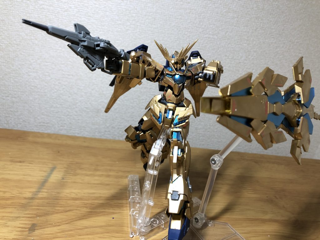 ビームマグナムを構えて。銃身は短くしています。ビームスマートマグナムと言ったところでしょうか