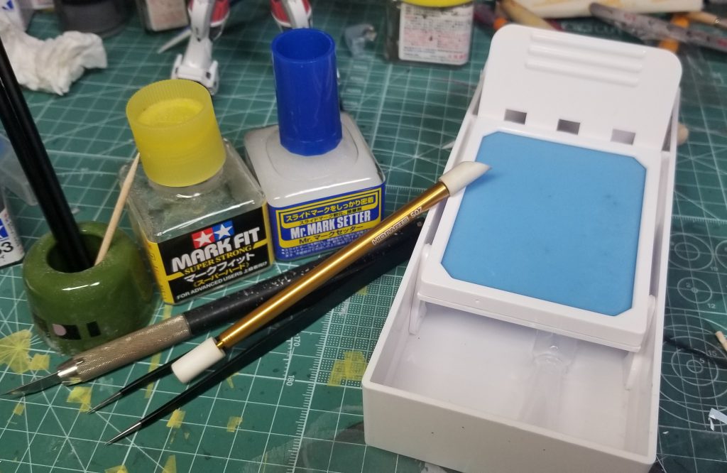 デカールワークはセッターを水で薄めてから使い（原液のまま使うと白い糊が残ってしまうため）圧着し位置が固定できたらデカールの上からマークフィットのスーパーハードを別売の平筆で優しく撫でてなじませてあげるとほぼほぼシルバリングしないです。