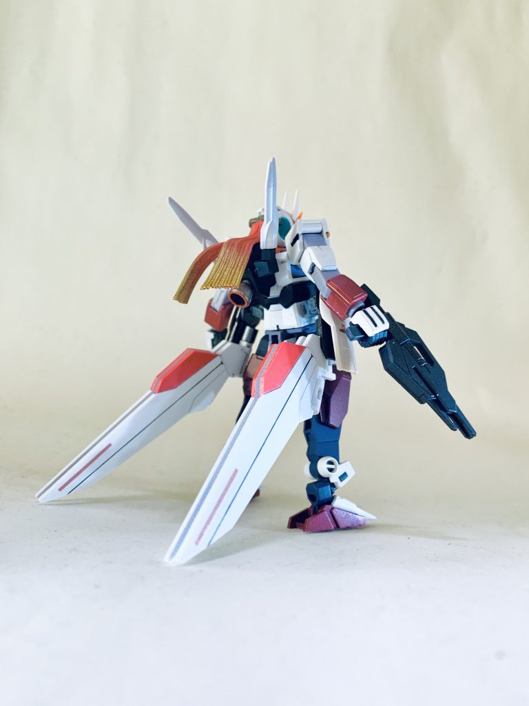 コアフライヤーへの変形機能は排除。腰にウイングを追加して機動性をアップさせたという設定です。