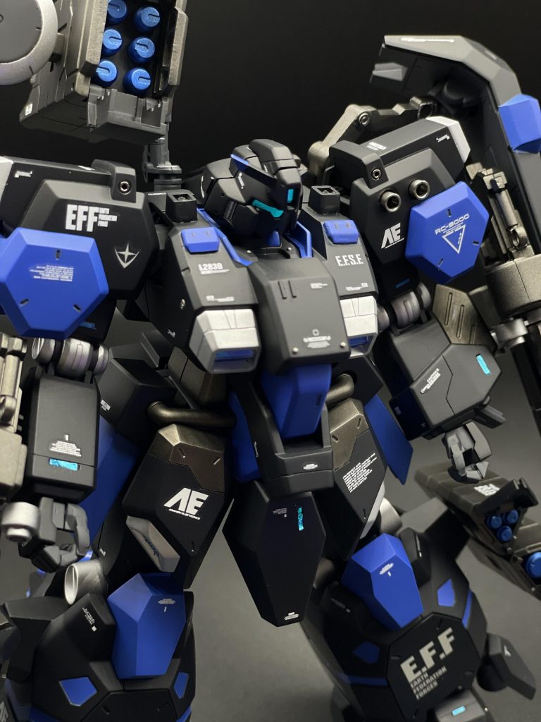 ジャンクパーツやメタルパーツ、ラピーテープなどでディテールを多めに追加しています。