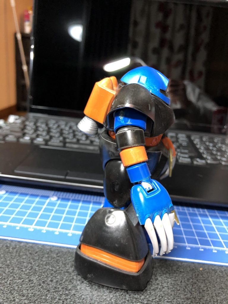 この時は塗る場所がなくて徒歩3〜4分の所にある公園に、キット、空箱、新聞紙、スプレー一式を持っていき塗装していました。今はベランダでスプレーをしてますが、エアブラシを買ったので将来的にはブースを設置して部屋で塗りたいなぁーって思います。快適に作りたい……ちなみに中学生の頃はガンダムマーカーの存在を知らず、修正ペンで下地で油性ペンで色を塗ってました。笑もちろんマッキーです!