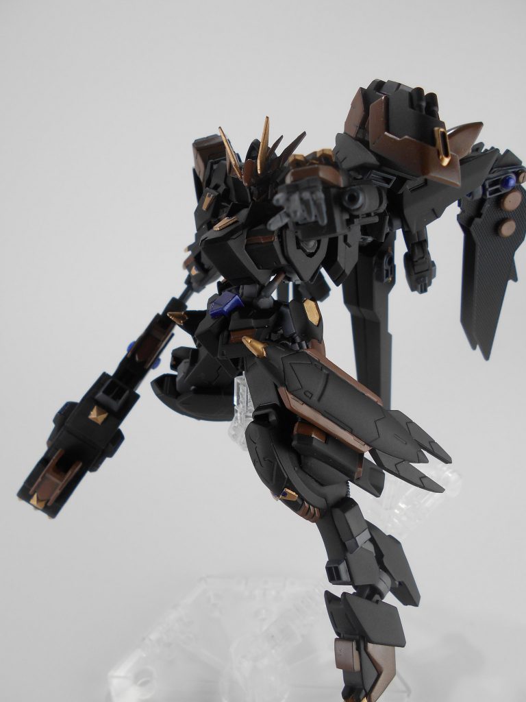 両腕部バルカン改・「テンロレ」。バルバトス第六形態のバルカンに、実弾ではなくビーム発射口に変更しビームバルカンの使用が可能です。「テンロレ」はギリシャ語で「震音」のアナグラムです。