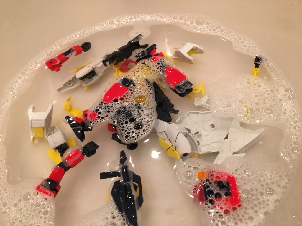 パーツ洗浄これをすることで、細かい汚れやヤスリ粉、製造工程上で使用する薬を落とせる。食器用洗剤やハミガキを使う。