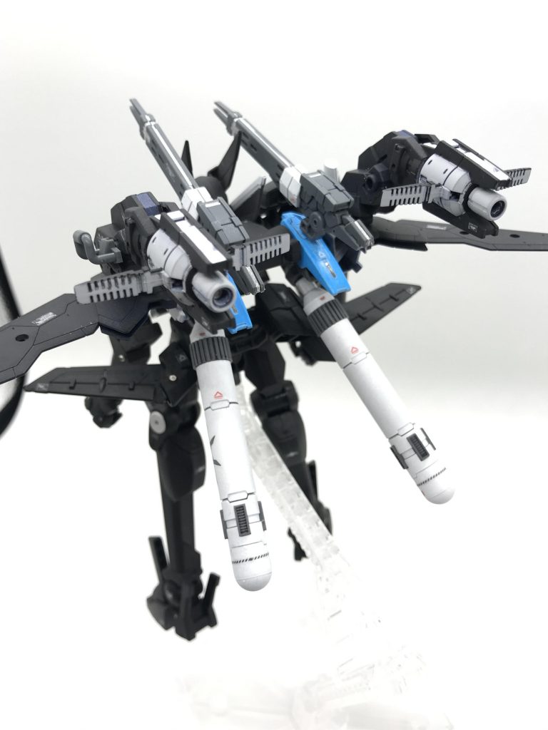 機体性能で劣る上に宇宙ということで、ブースターとタンクを積んで、片道切符でもガンダムに追いつく機動性を求めました。パイロットは死ぬはずですけど、そこはグラハムです。