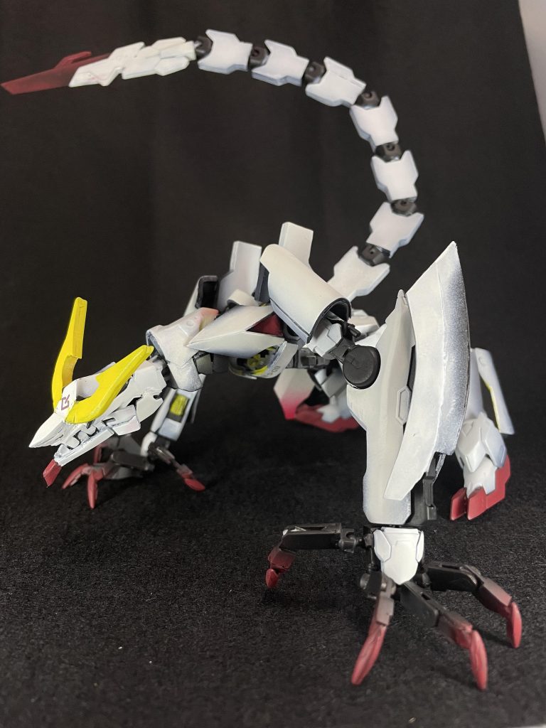 通常形態クローや背部のテールブレイド二式で攻撃する