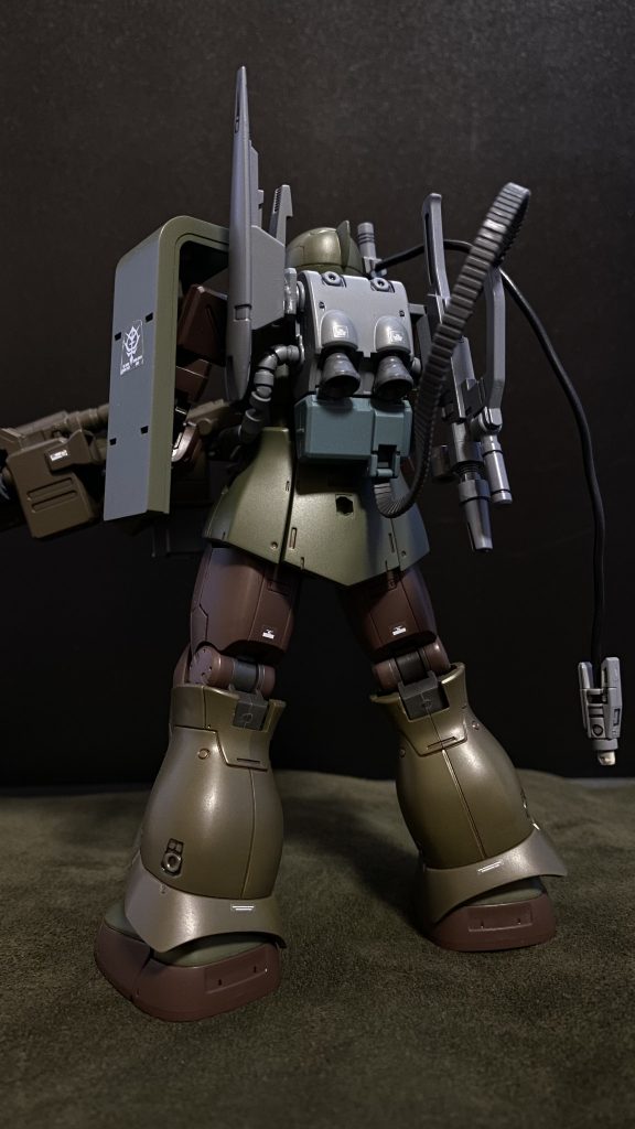 パイロットは、ヨルク・ハモンド伍長(32)金髪碧眼の俗に言うイケメン。が、最近頭頂部が非常に寂しい状況になっており、シャワー時以外は常にニット帽を装備。