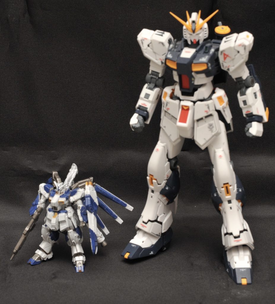 大きさ説明用その2。隣にあるのはRG 1/144 νガンダムです。「やめろ！フィンファンネルをはずす！」（笑）