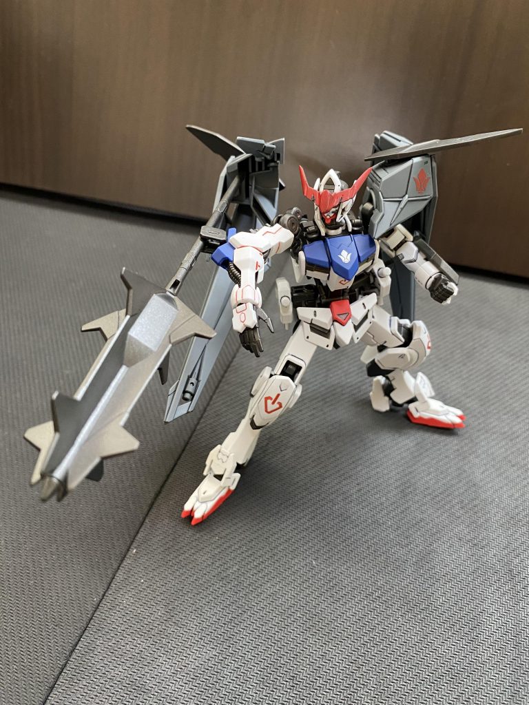 続いて、本機最大の特徴であるメイス射出ギミック「メイスバンカー」をご紹介。こちらはダインスレイヴ弾頭をイメージした武装で空気抵抗をモロに受ける都合上宇宙空間のみでの運用となります。まずはリベイクライフルの裏側にある射出口(肉抜き穴と言ってはいけない)にメイスの柄を差し込み固定します。