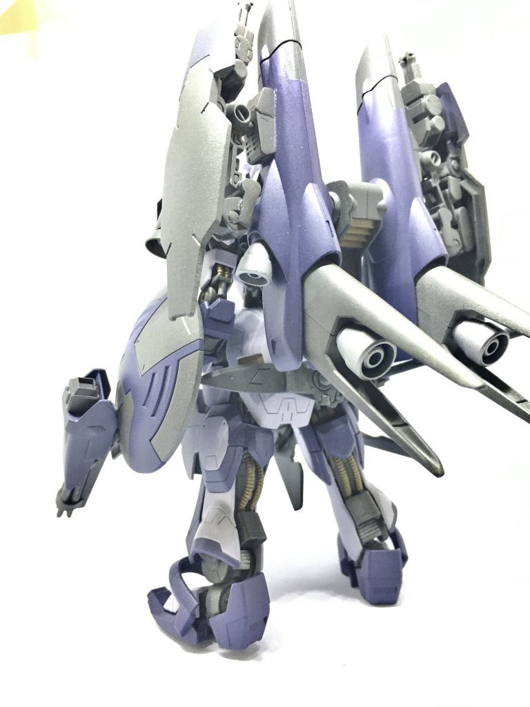 バックショット。おわかりいただけだだろうか?腰のマウントラックに銃剣が…wキマリスブースターはほぼ無改造。ジャンクのジョイントパーツを付け、フレキシブルシールドを接続。シールドはオーガジンクスの余剰、アームはGP03や30MMのジャンクから流用しました。シールドガンはジャンクで手作りで、軸式可動式です。