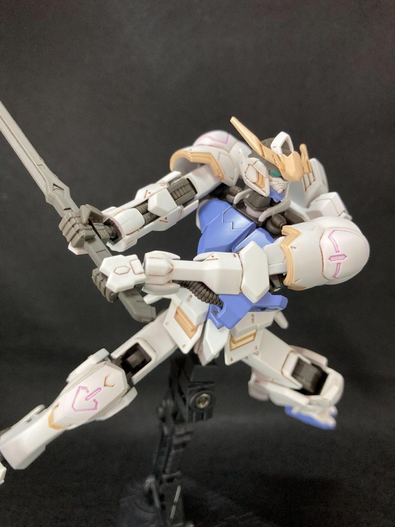 赤、青、黄色の部分を塗装しました。白とグレーは成型色です。初めてエアブラシを使いましたが、自分の色にできるのは楽しいですね。