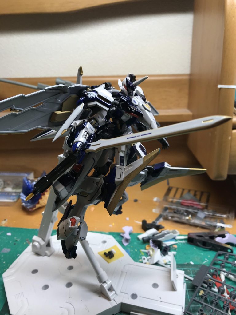 この機体の打撃武装として大型の高高度金属のソードメイス、小型の圧縮式パイルバンカーを内蔵したメイスがメイン武装。