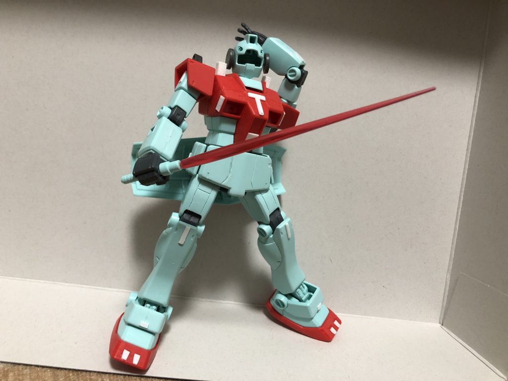 大まかに方向性がエース専用機として固まってきた状態。プラ板で各所にディテール追加と胴体部にセンサーを2つ作成追加、M.S.Gのフックを両方に。頭部側面モールドも削ってM.S.Gのモールドパーツを取り付け。サフを全体的に吹ければよかったのですが、準備不足で、まばらに。。