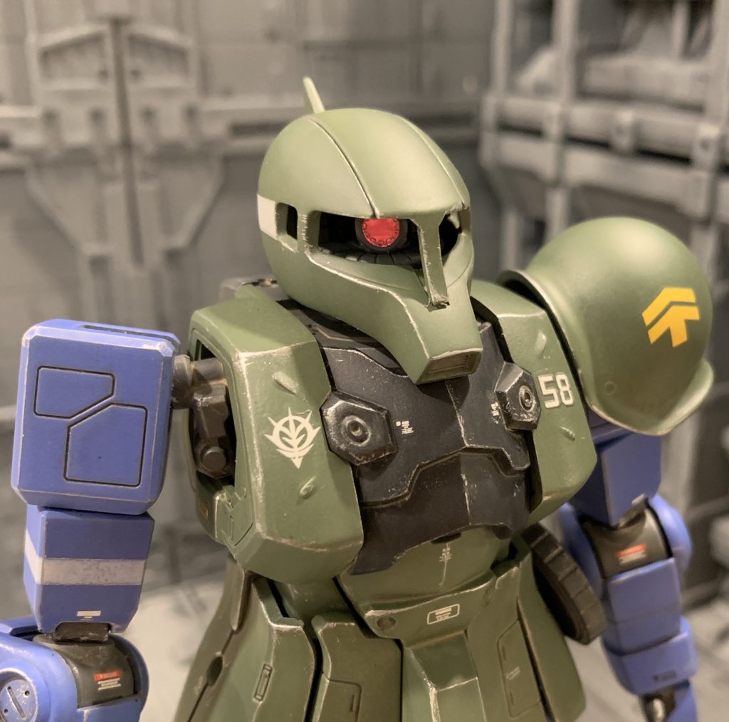 頭部はツノ有無を選択可能です。どちらも甲乙つけがたいカッコよさです。Ver.1.0ベースのザクは「ちょんまげ式」で中央部がワンタッチで付け替え可能なので、簡単にツノ選択出来ていいですね。Ver.2.0は頭部外装上下の合わせ目を消すとツノ変更は出来なくなってしまいます。